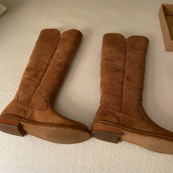 *SOLD* UGG W Samantha boots - Picture 2 of 3